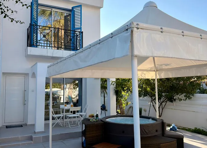 Vilă Modern 2br With Heated Hot Tub And Steps To Paralimni