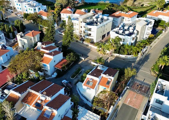 Modern 2br With Heated Hot Tub And Steps To * Paralimni