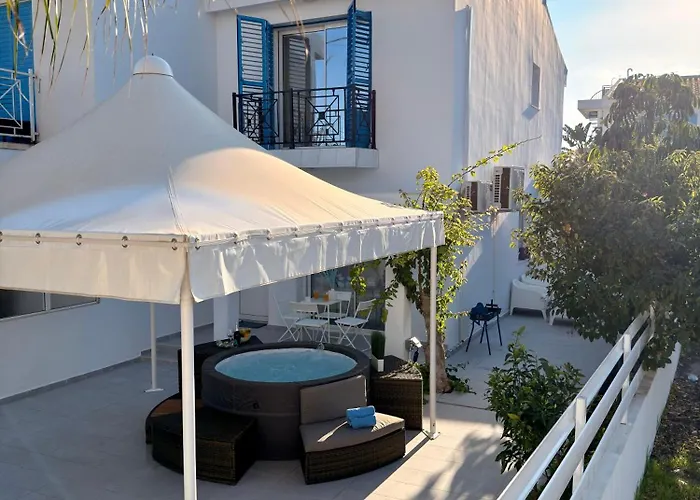 Modern 2br With Heated Hot Tub And Steps To