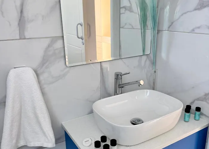 Vilă Modern 2br With Heated Hot Tub And Steps To Paralimni