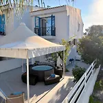 Modern 2br With Heated Hot Tub And Steps To