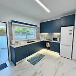 Villa Modern 2br With Heated Hot Tub And Steps To Protarász