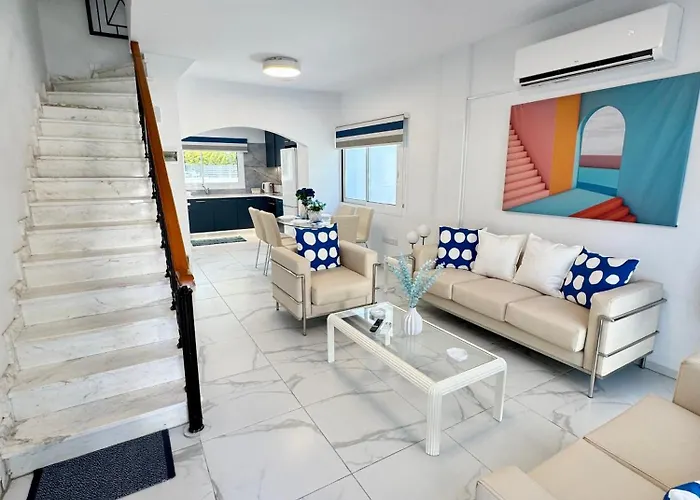 Modern 2br With Heated Hot Tub And Steps To